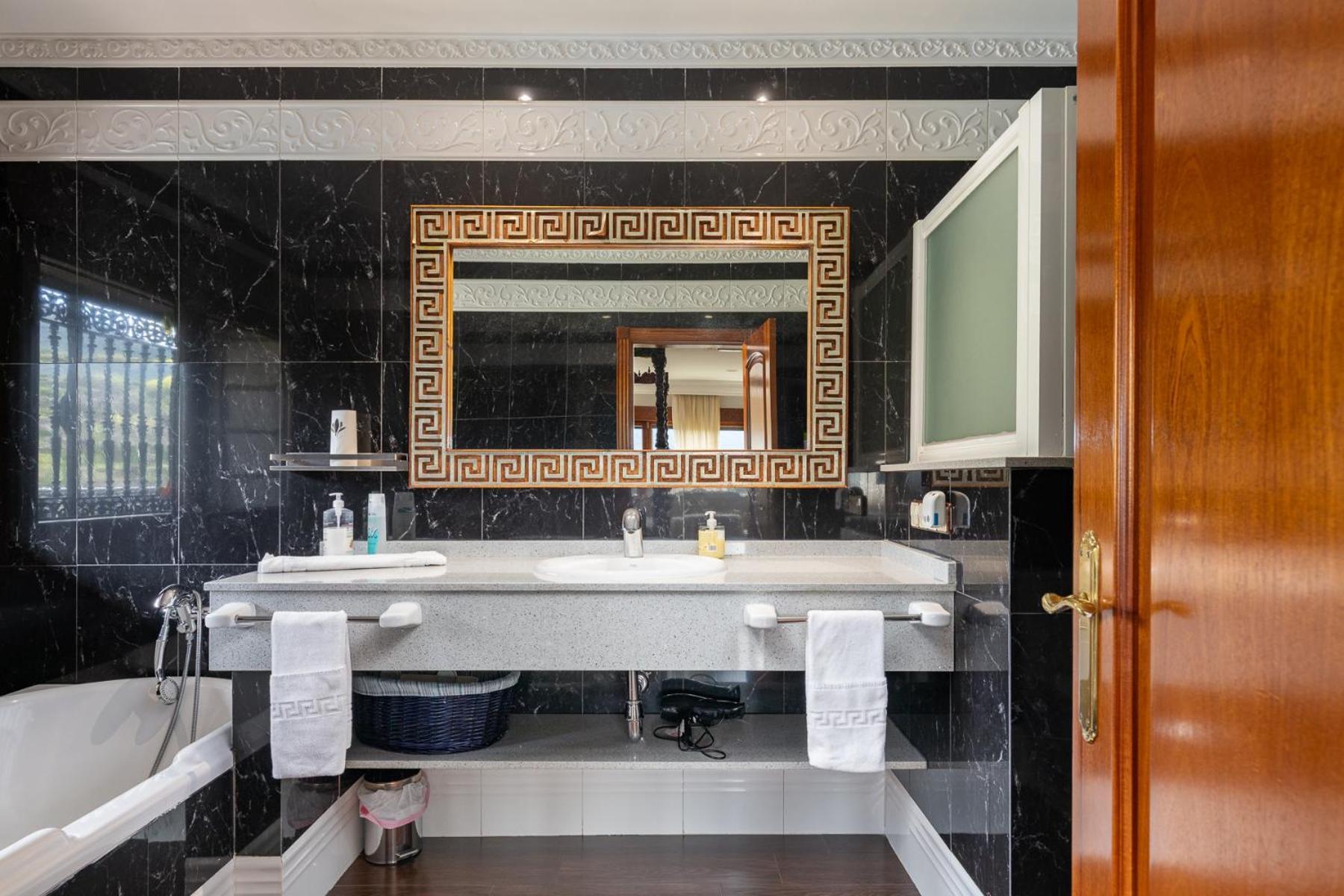 Villa Mansion Con Jacuzzi A 40 Grados, Gran Piscina Y Padel El Tiemblo Esterno foto